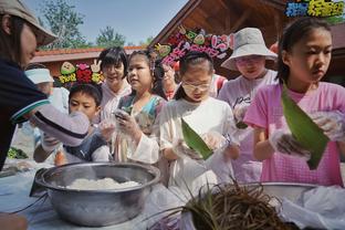 是不是微信好友？今日赛前 哈利伯顿为中国球迷签名